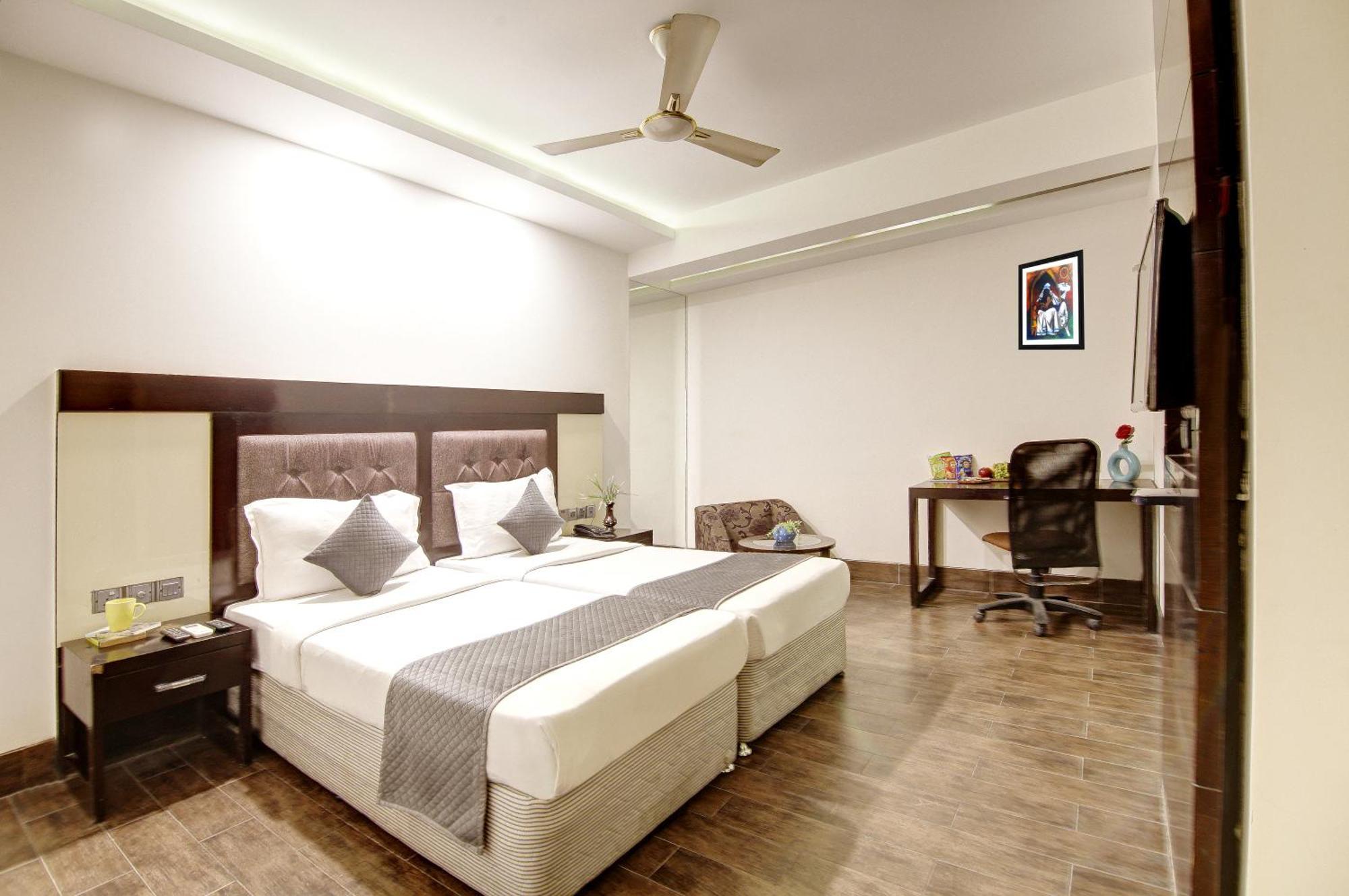 Hotel Good Times Near Ganga Ram Hospital And Karol Bagh Metro Дели Экстерьер фото