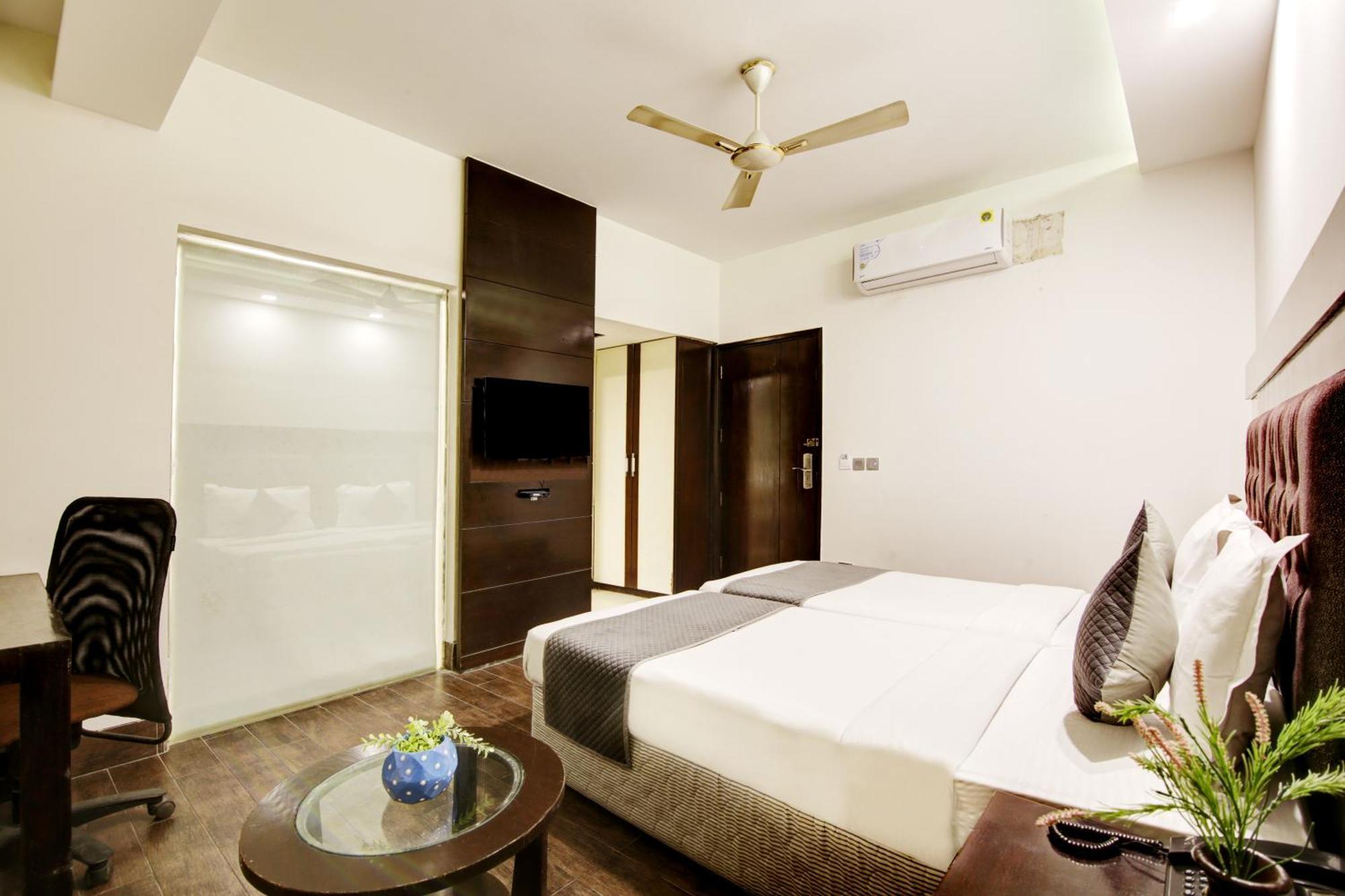 Hotel Good Times Near Ganga Ram Hospital And Karol Bagh Metro Дели Экстерьер фото