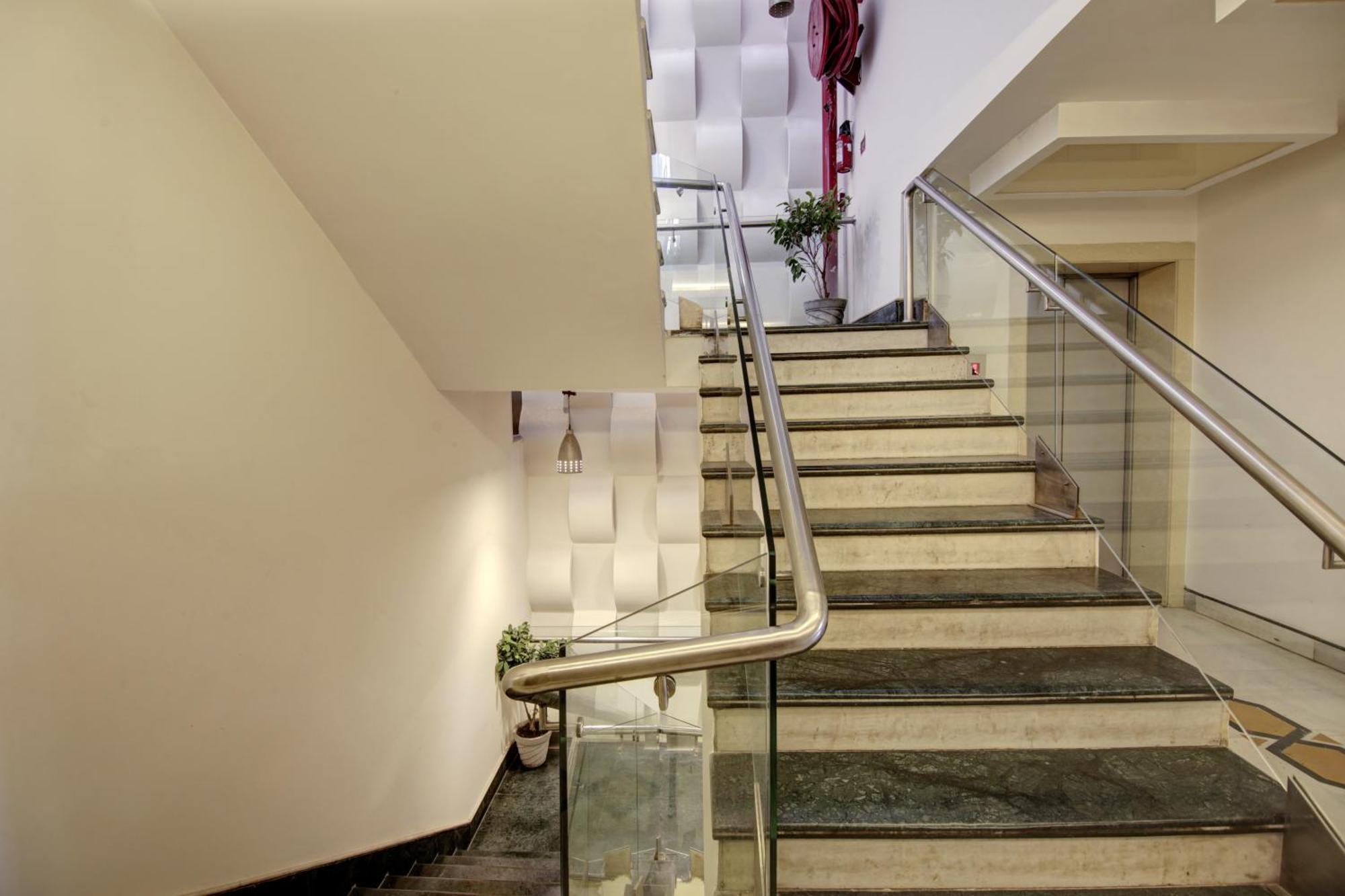 Hotel Good Times Near Ganga Ram Hospital And Karol Bagh Metro Дели Экстерьер фото