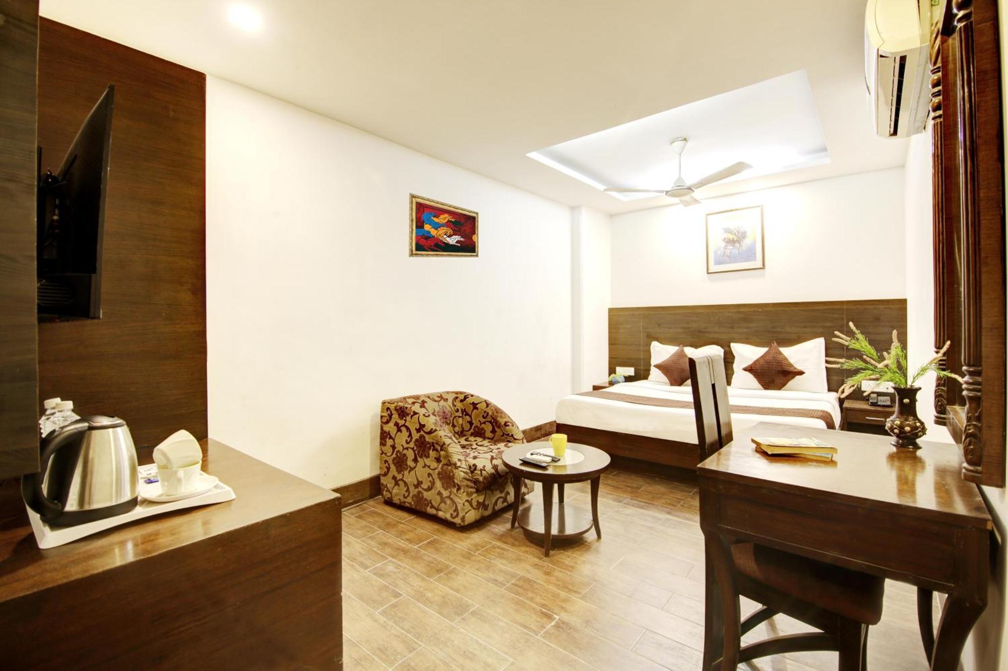 Hotel Good Times Near Ganga Ram Hospital And Karol Bagh Metro Дели Экстерьер фото