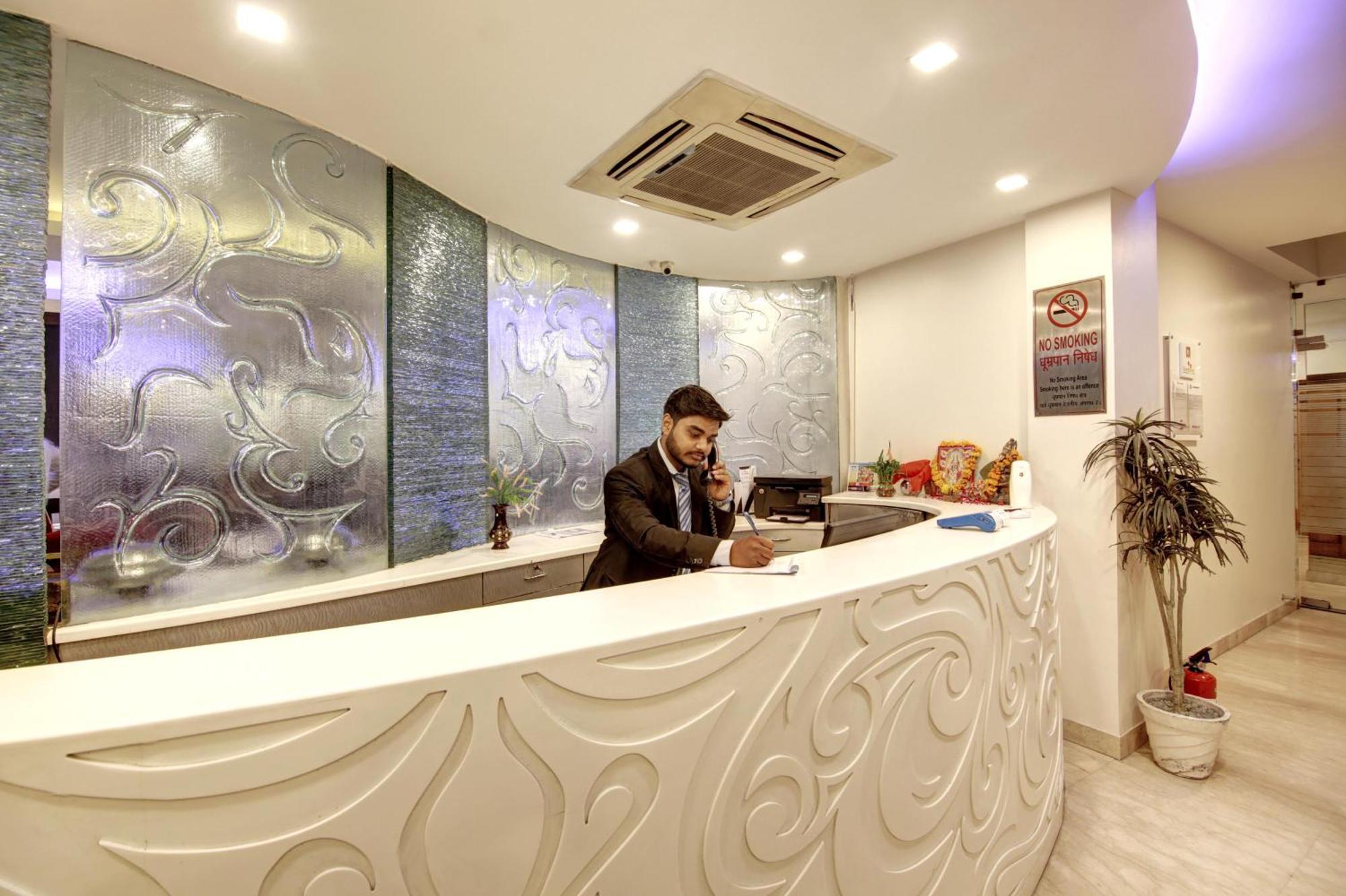 Hotel Good Times Near Ganga Ram Hospital And Karol Bagh Metro Дели Экстерьер фото